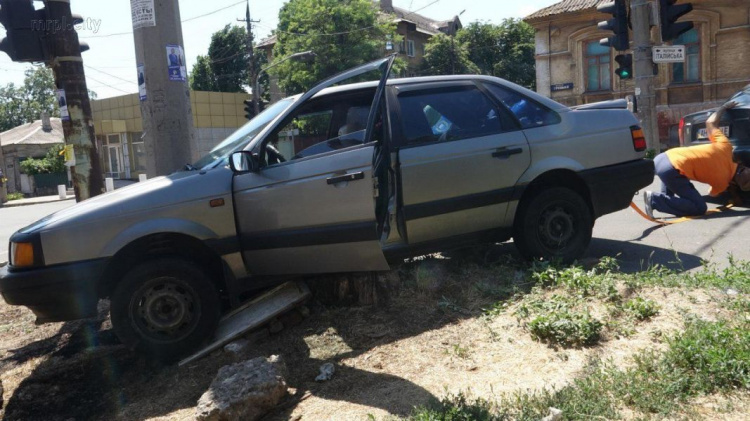 Очередные ДТП в Мариуполе: В результате одной из аварий авто слетело с дороги в западню (ФОТО)