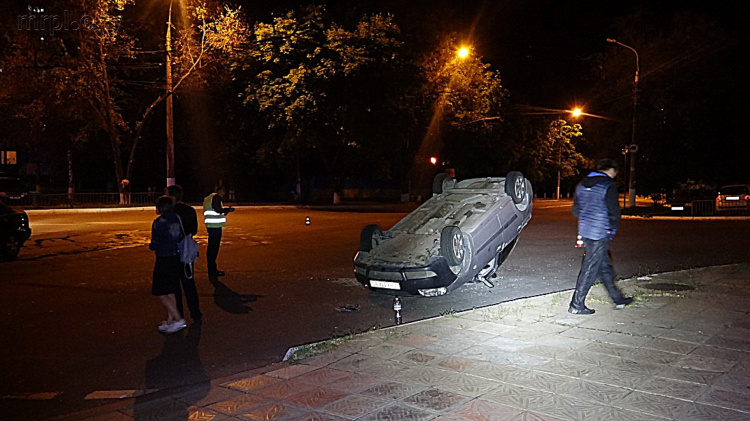 В Мариуполе от столкновения в ДТП перевернулась машина. Есть пострадавший (ФОТО)