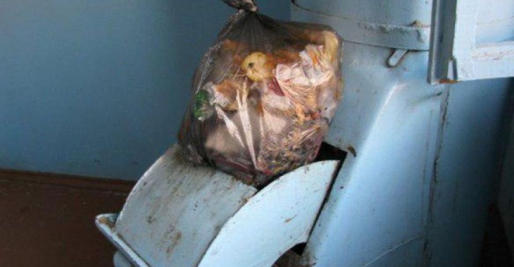Мариупольцы просят убрать мусоропроводы в многоэтажных домах (ФОТО)