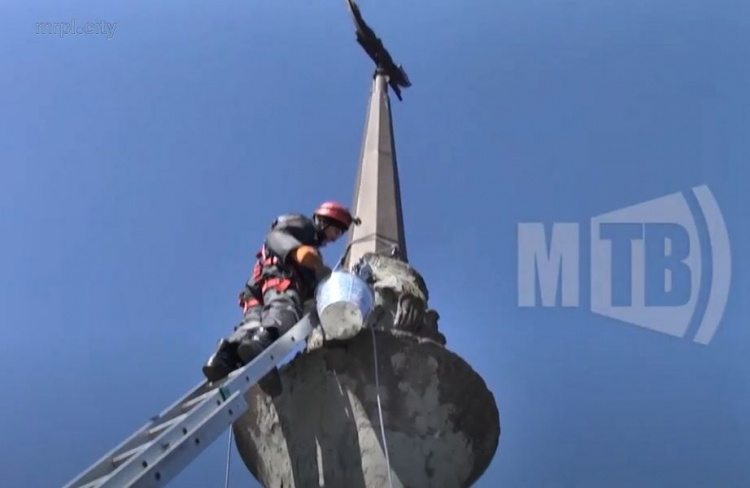 Шпиль со знаменитого дома в Мариуполе может рухнуть. Спасатели укрепляют конструкцию (ФОТО+ВИДЕО+ОБНОВЛЕНО)