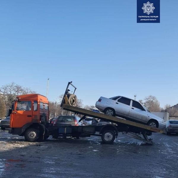 В Мариуполе эвакуировали неправильно припаркованный автомобиль