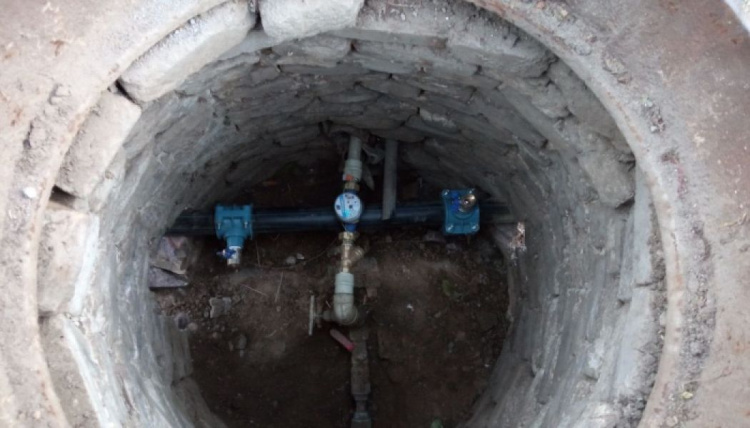 В Мариуполе меняют старые водопроводные трубы на новые - пластиковые