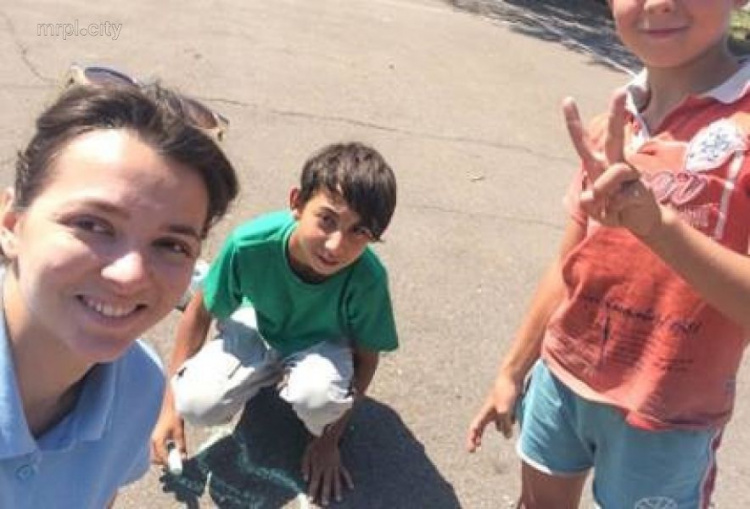 В Мариуполе провели выездные занятия по арт-терапии для детей на свежем воздухе (ФОТО)