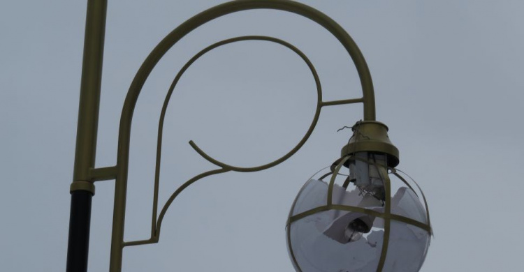 Вандалы покуражились на центральных аллеях парка в Мариуполе (ФОТОФАКТ)