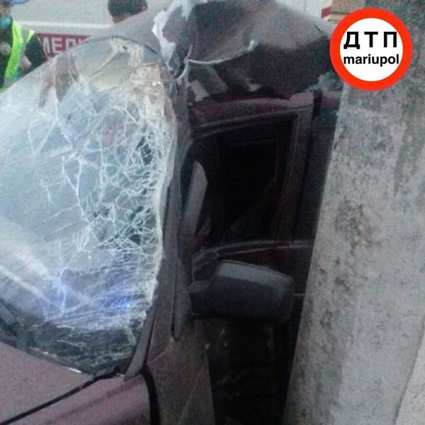 В Мариуполе ВАЗ врезался в столб: водителя забрали в больницу