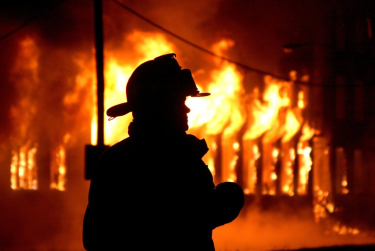 Не витримує проводка – у Маріуполі в пожежах гинуть люди