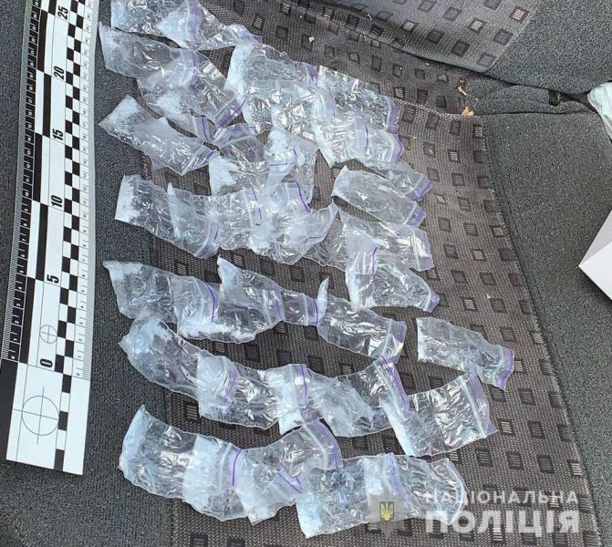 Полицейские изъяли у мариупольцев свертки с синтетическим наркотиком