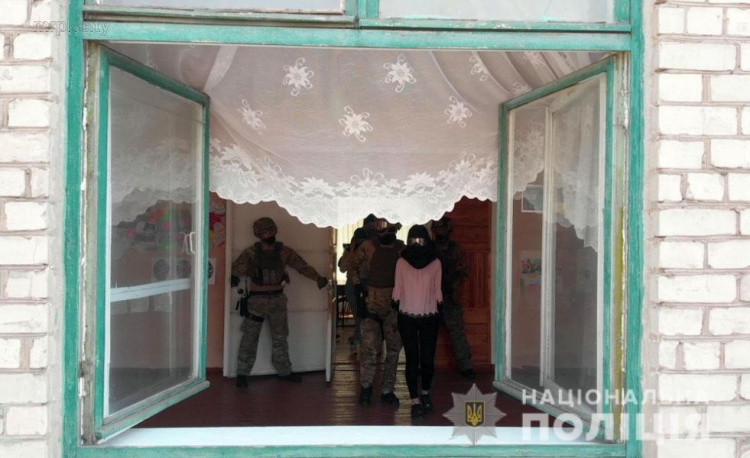 В Мариуполе спецназовцы освободили «пленных» школьников (ФОТО)