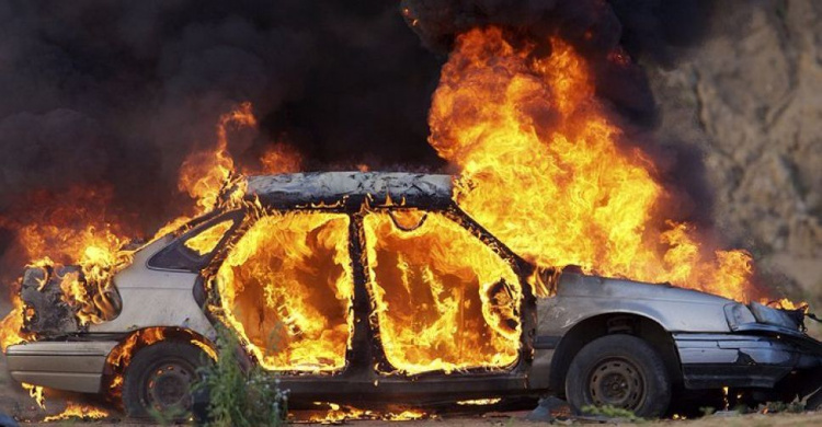 В Мариуполе загорелся легковой автомобиль: есть пострадавшие