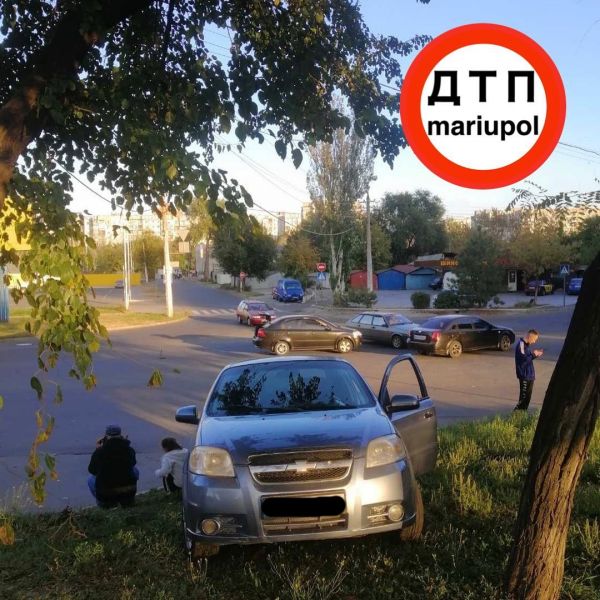 На перекрестке пяти дорог в Мариуполе произошла авария