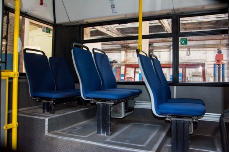 В мариупольском транспорте заменяют потрепанные сидения и «якорят» красные автобусы (ФОТО «ДО и ПОСЛЕ»)