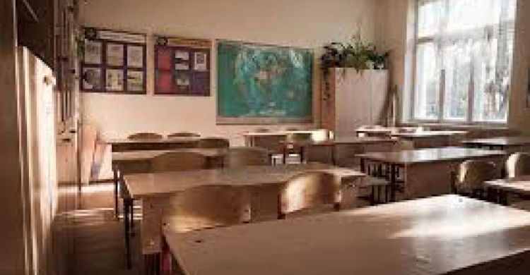 За непоставку мебели мариупольским школам предприятие заплатит миллионные штрафы