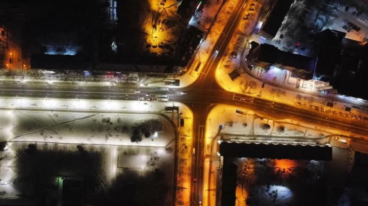 Геометрия ночного города: как выглядит заснеженный центр Мариуполя с высоты птичьего полёта (ФОТОФАКТ)