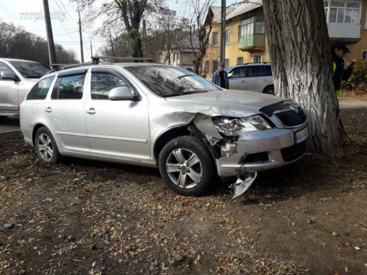 В Мариуполе автомобиль с дипномерами попал в аварию? (ФОТО)