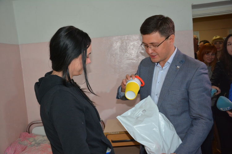 Врачи и пациенты военного госпиталя получили к Пасхе мариупольские сувениры (ФОТО)