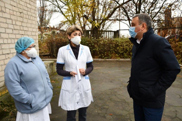 Из-за массового увольнения медиков в больнице Мариупольского района – критическая ситуация