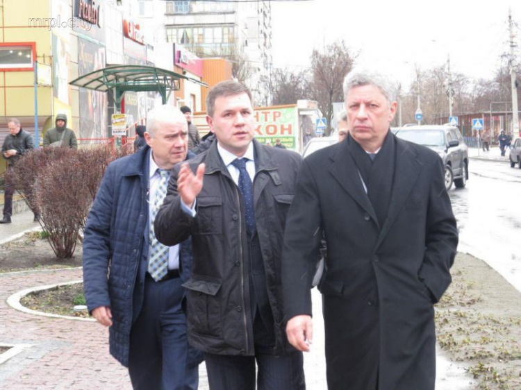 Встреча «избранных»: Юрий Бойко в Мариуполе игнорировал избирателей и журналистов