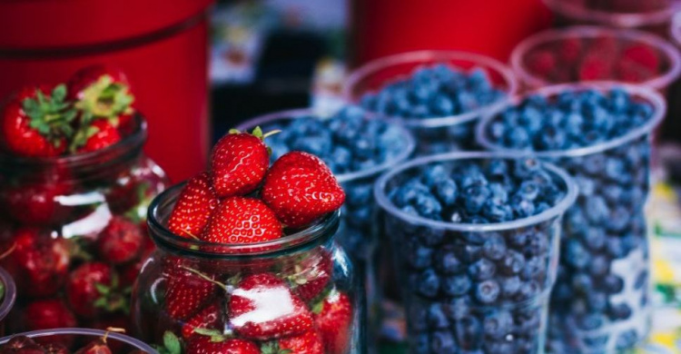 Вредные «витамины» с нитратами: Что сулит ягодный рай рынков Мариуполя?