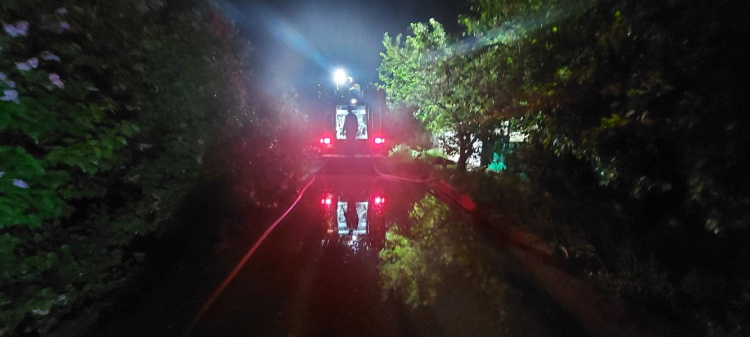 В Мариуполе свирепствовала стихия: дождем подтопило жилой дом