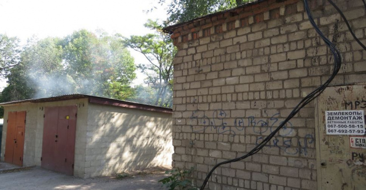 Столб дыма над гаражами встревожил жителей в центре Мариуполя (ФОТО)