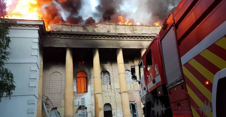 На Донетчине вспыхнул сильный пожар: горит бывший Дом культуры (ФОТО+ВИДЕО)