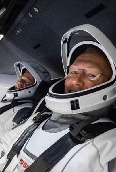 Впервые в истории частная компания отправила астронавтов в космос (ФОТО+ВИДЕО) 