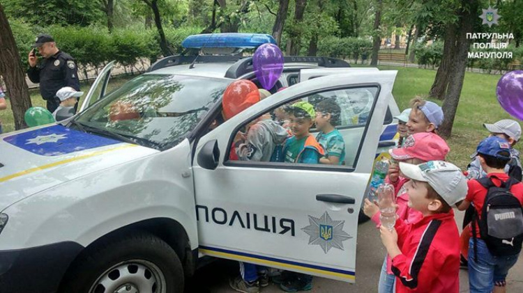В Мариуполе дети «захватили» несколько патрульных машин полиции (ФОТО)