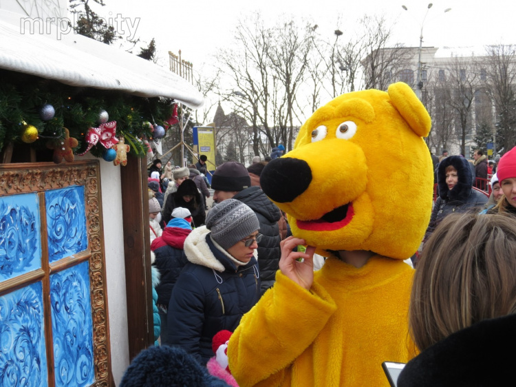 В Мариуполе два Деда Мороза с тремя Снегурочками вывели на парад зверей (ФОТО+ВИДЕО)