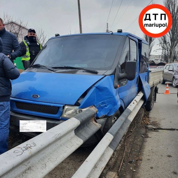 В центре Мариуполя автомобиль врезался в отбойник