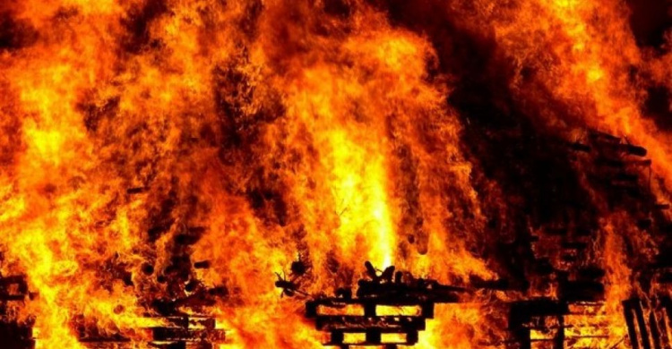 Под Мариуполем от непотушенной сигареты загорелся дом: погиб мужчина