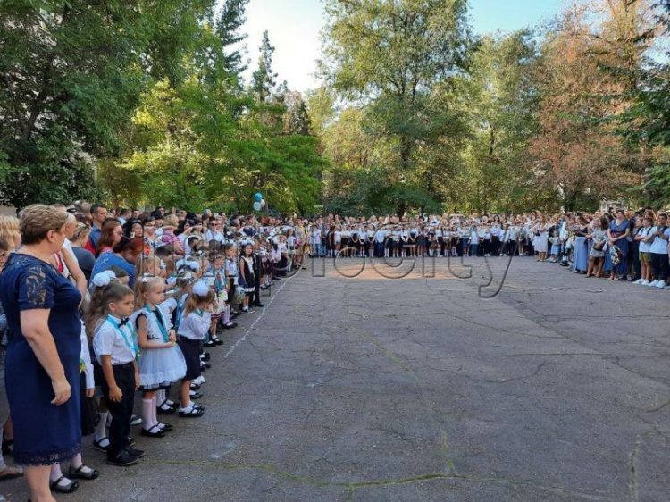 Праздник первого звонка: более 3600 первоклассников впервые сели за школьные парты в Мариуполе