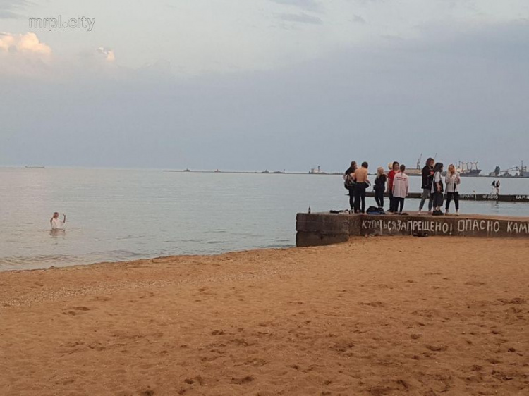 Мариупольцы проводят вечера на побережье (ФОТОФАКТ)
