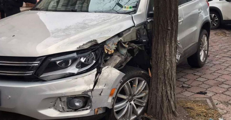 В Мариуполе при столкновении двух автомобилей один откинуло в дерево