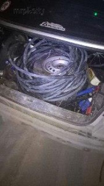 Мотки кабеля и грязная одежда: в Мариуполе задержали команду кабельных воров (ФОТО)