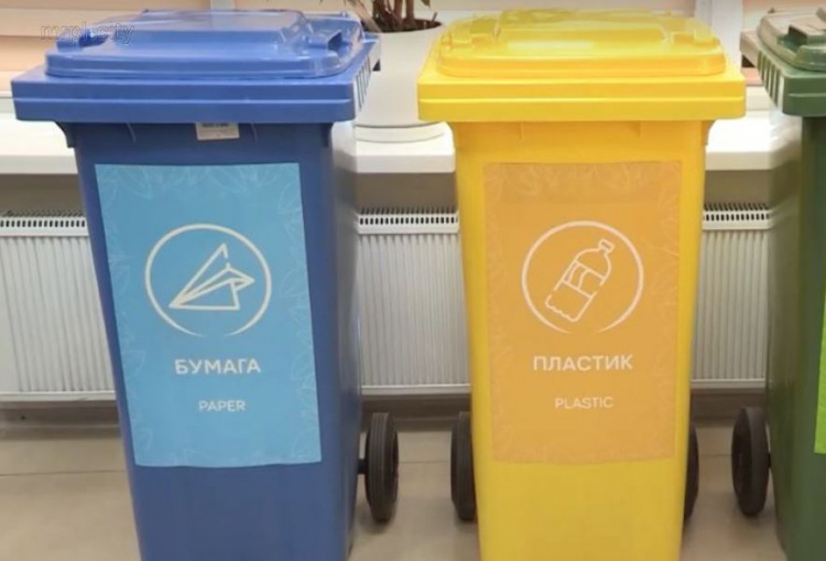 В Мариуполе жильцы многоэтажного дома зарабатывают на сортировке мусора (ФОТО)