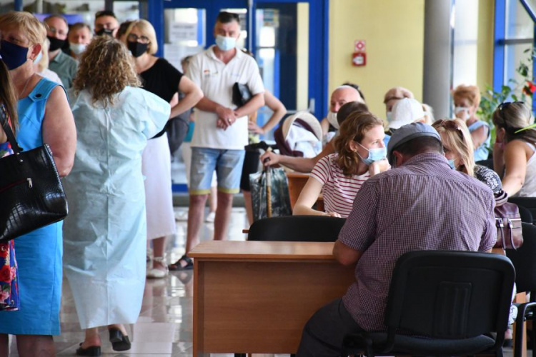 В Мариуполе в центре вакцинации аншлаг: более ста человек уже прошли вакцинацию