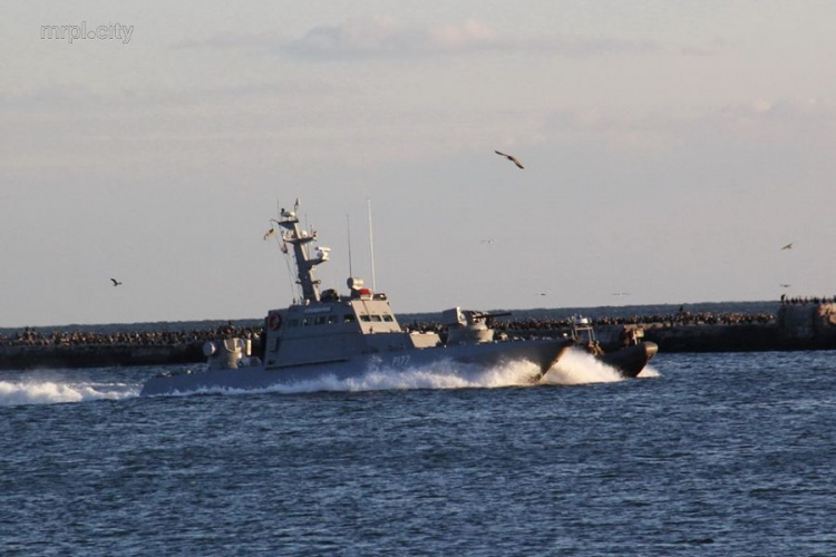 Американские дипломаты вышли в море из Мариуполя на артиллерийском судне (ФОТО+ВИДЕО)