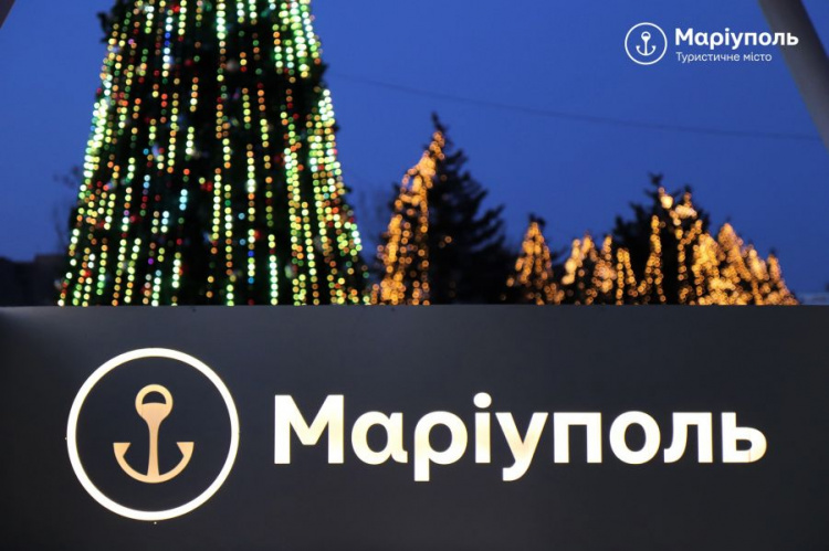 Реконструированный Юбилейный парк имени Гурова засиял новогодними огнями в Мариуполе