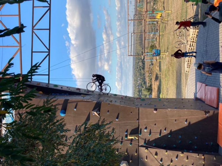 Вызов гравитации: на мариупольском скалодроме рассекали на лыжах и велосипедах