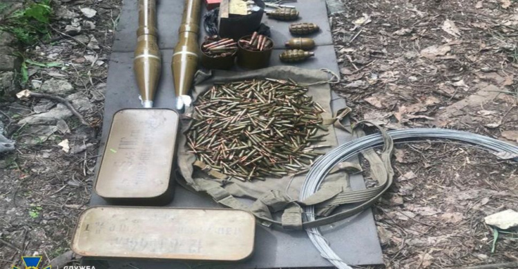 Полтора килограмма взрывчатки и 2 тысячи патронов: в заброшенном доме на Донетчине нашли арсенал боевиков