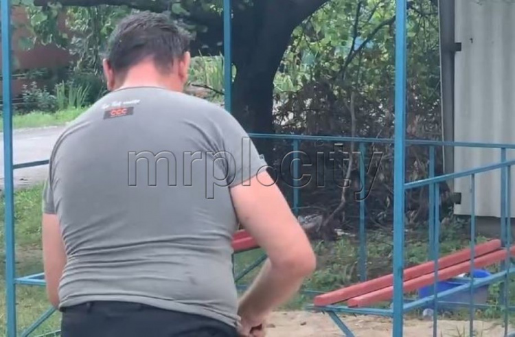 «Не ворую – беру свое»: мужчина отсыпал песок из  детской площадки в Мариуполе
