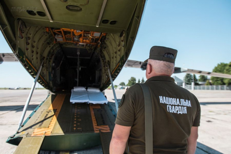 Девятерых раненых «азовцев» мариупольского полка эвакуировали военным самолетом (ФОТО+ВИДЕО)