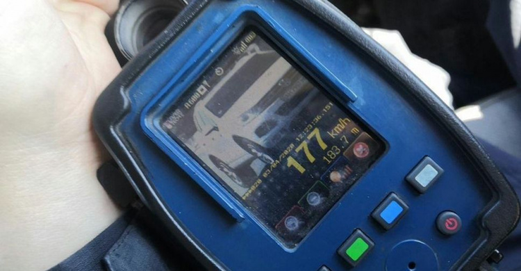 В Мариуполе разыскивают водителя за езду по городу на скорости свыше 170 км/ч (ФОТО)