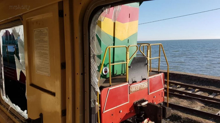 Опасность с видом на море: когда в Мариуполе спишут заброшенные вагоны? (ФОТО+ВИДЕО)