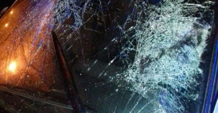 Падения до переломов и лобовой таран стекла: десятки мариупольцев пострадали в транспорте (ФОТО)