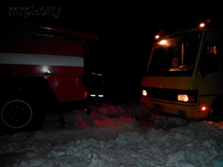 В Донецкой области школьный автобус унесло в снежный сугроб (ФОТО)