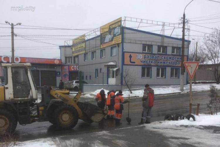 В Мариуполе «Автодор» критикуют за ремонт ям асфальтной крошкой (ФОТО)