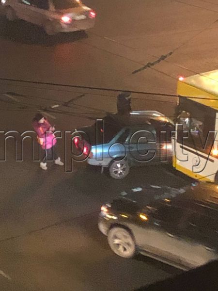 В центре Мариуполя легковушка столкнулась с автобусом