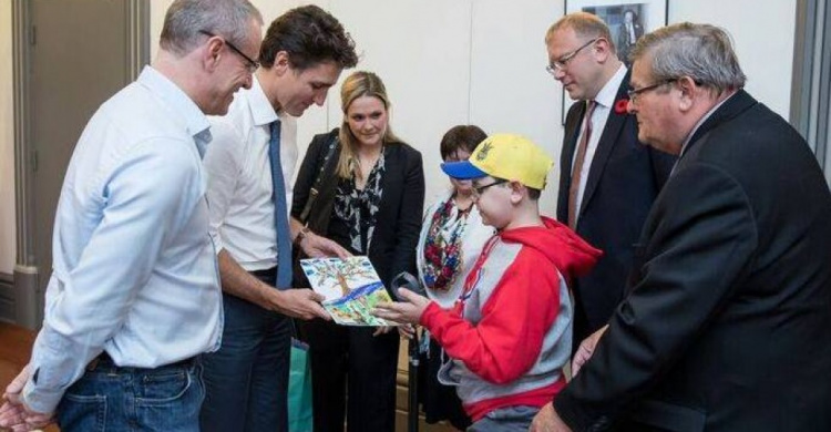 Мальчик из-под Мариуполя подарил премьер-министру Канады рисунок