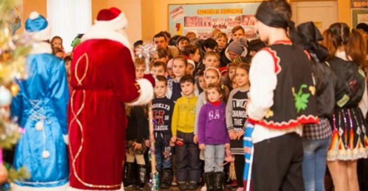 Мариуполь: Детей из прифронтовых поселков от войны отвлекло приключение с подарками (ФОТО)